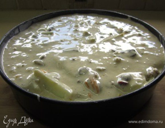 Итак: выливаем сверху и даем минут пять постоять - просочиться тесту на дно через яблоки.

Теперь выпекать. Духовка разогрета. !90 градусов и около 40 минут терпения...
