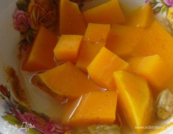 Тыкву очищаем и режем на кусочки. Мне на базаре досталась мускатная тыква, которая сама по себе очень сладкая и ароматная, так что она не требует много приправ. Если ваша тыква не очень запашистая, можно добавить ещё и  бутончик гвоздики и пару горошин душистого перца. У меня просто щепотка корицы (за неимением палочки) и раздавленные стручки кардамона. Заливаем водой и отправляем на 3 минутки в микроволновку, тыква станет мягкой.