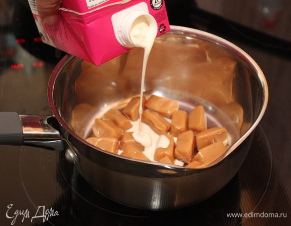 В маленьком сотейнике нагреть сливки с мягкими ирисками. 
