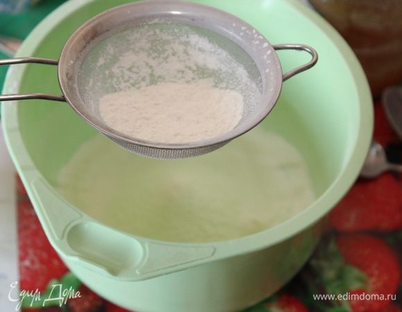 В отдельной посуде просеять муку, смешать с разрыхлителем. Пока отставить в сторону. 