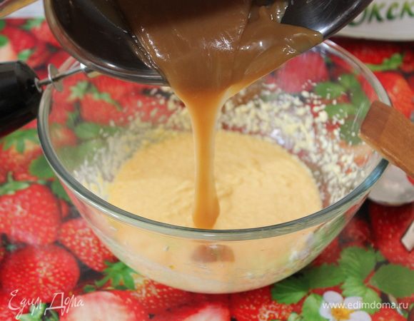 Смешать до состояния однородной «эмульсии» теплую карамельную массу, сливочное масло, яйца, мед, семена ванили. 