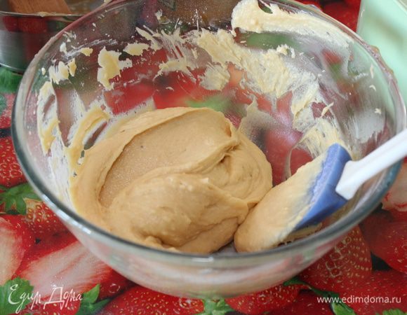 Добавить просеянную муку с разрыхлителем.