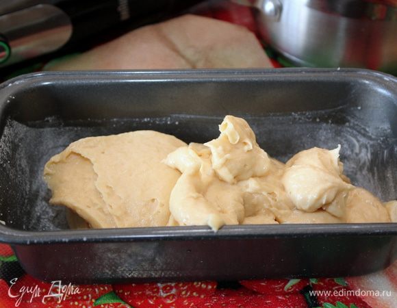 Смазать прямоугольную форму диаметром 21х9х6 см небольшим количеством сливочного масла, "припудрить" слегка мукой (излишки муки обязательно стряхните). 
