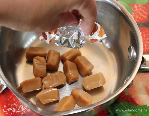Для карамельной глазури нагреть вместе сливки с конфетами до тех пор, пока ириски не растопятся. 