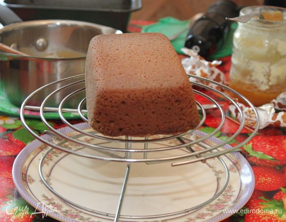 После того, как кекс остынет покрыть глазурью. 