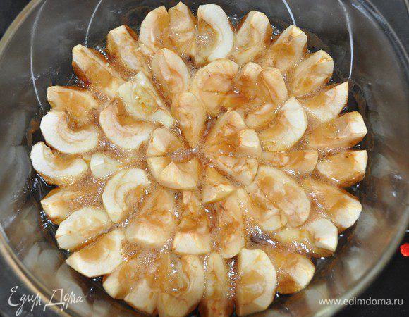 Достать из духовки форму с запеченными яблочками. 