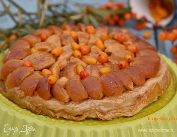 Сверху еще присыпать пирог облепихой. 
Угощайтесь! Вкуснее всего пирог тёплым.