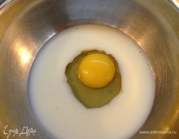 Смешать молоко с яйцом до однородности.