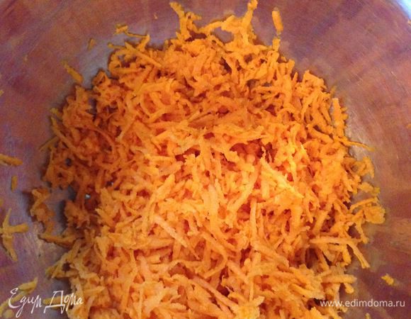 Натереть морковь на мелкой терке (если морковь мелкая, то можно целиком).