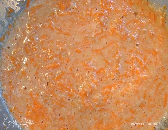 Пересыпать смесь сыпучих продуктов к отрубям. добавить туда же морковь и все смешать