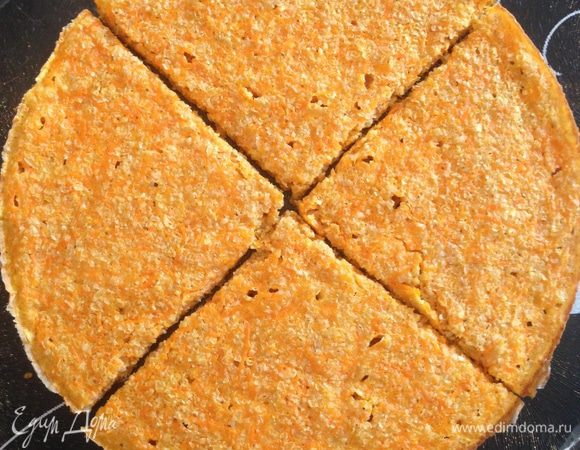 Полученный блин разрезаем крест-на-крест.