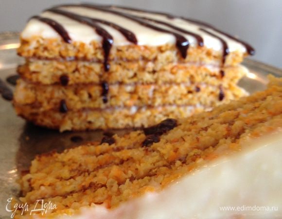 Крем: все ингредиенты для крема взбиваем миксером до пышности и промазываем каждую четвертинку.