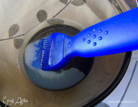 Смешиваем оливковое масло и лимонный сок, солим. 