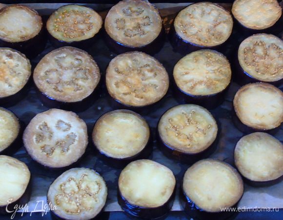 С помощью кисти смазываем наши баклажаны и отправляем их снова в духовку на 5 минут.