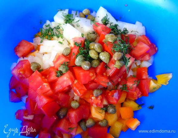 Тем временем мелко режем помидор, перец, мяту, лук, сыр, добавляем каперсы. Солим, заправляем оливковым маслом.