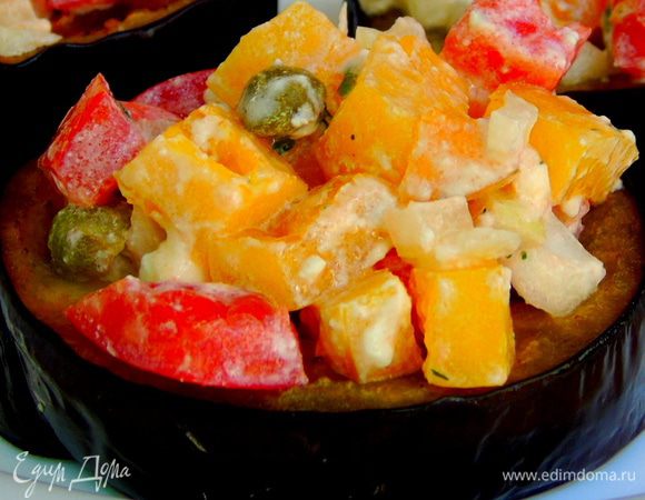 Готовую смесь выкладываем ложкой на печеные баклажаны. Угощаемся :)