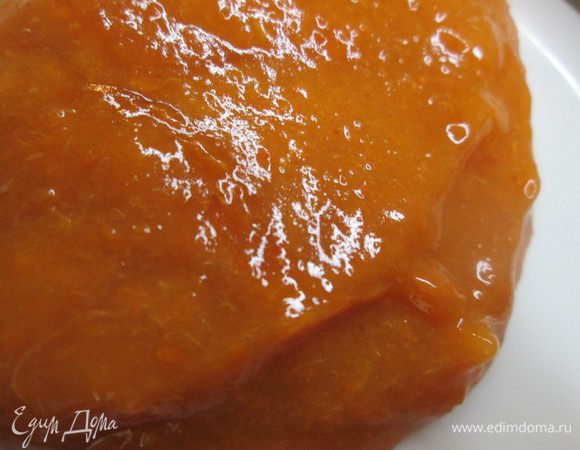 Небольшую часть распаренной кураги измельчить, остальную взбить блендером и смешать с отрубями.