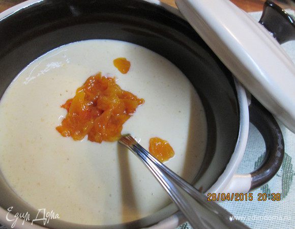 Отваренную фасоль (можно использовать консервированную) размять вилкой или взбить блендером в зависимости от желаемой консистенции, и соединить с кефиром, курагой с отрубями и сахаром. 

Наш смузи-суп готов.  
Украшаем кусочками кураги или орешками  и подаем!