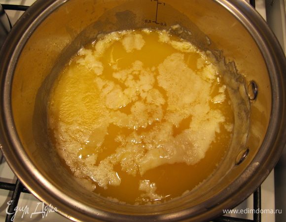 Духовку разогреть до 180C. Сливочное масло растопить, остудить. Вино выпарить так, чтобы осталось около 85 мл. жидкости, это займет 10-15 минут, остудить.