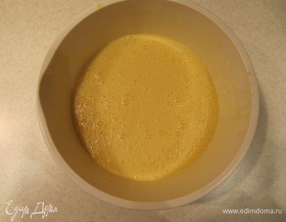 Растопленное сливочное масло взбить с сахаром и яйцами в светлую пышную массу.