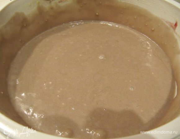 В тесто добавить просеянную муку с разрыхлителем, соединить. Затем добавить выпаренное вино, перемешать.