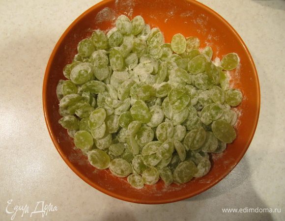 Виноград нарезать на половинки. Смешать с 1 ст. л. муки. Темный виноград больше подойдет для такого пирога. Но у меня был только зеленый, тоже получилось отлично!