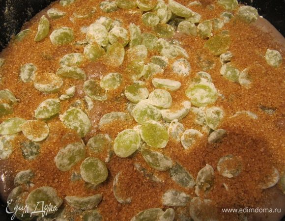 Дно круглой разъемной формы для пирога (диаметром 22 см.) выстелить пергаментом. Смазать форму небольшим количеством сливочного масла, слегка припылить мукой. Вылить тесто в форму, сверху выложить виноград и присыпать половиной коричневого сахара демерара. Отправить форму в разогретую духовку на 1 час. За 10 минут до готовности пирога посыпать его оставшейся половиной сахара демерара.