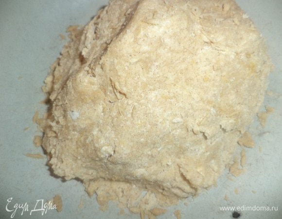 Для теста перемешать муку, соль, разрыхлитель, корицу и сахар. Охлаждённое сливочное масло нарезать кубиками, затем порубить вместе с мукой ножом в крошку. Добавить яйца и замесить мягкое тесто.