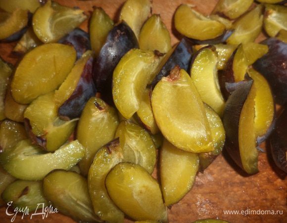 У слив удалить косточки, нарезать дольками.
Яблоки очистить от семян, тоже нарезать дольками.