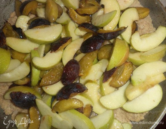 В миске соединить сливы и яблоки, добавить сок лимона, сахар и крахмал, перемешать.