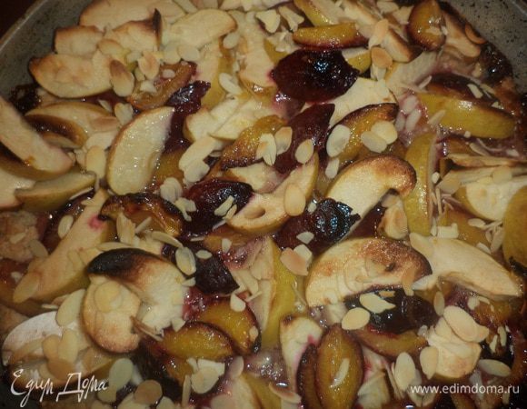 Полученную начинку выложить на подпечённый корж и выпекать 30 минут при температуре 180 градусов.
Посыпать пирог миндальными лепестками и выпекать ещё 5 минут.