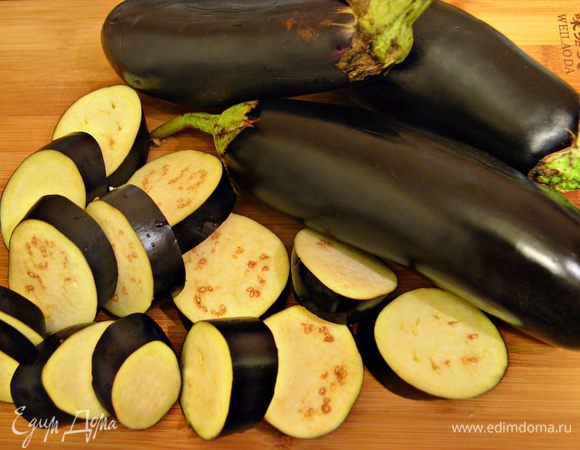 Баклажаны помыть, нарезать кружочками толщиной 1,5-2 см, посолить и дать постоять 15-20 минут. Затем промыть холодной водой, слегка отжать. Перемешать баклажаны с 1 ст. л. растительного масла.