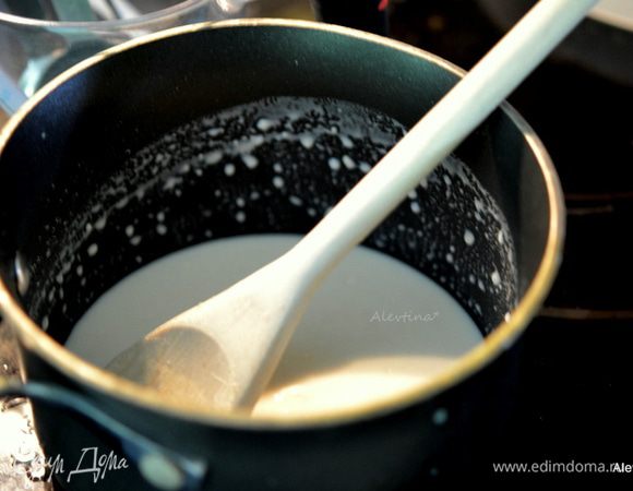 Смешать все для стартера (tangzhong) в небольшой емкости, как вода, молоко и мука. Поставить на медленный огонь и помешивая варить 3-5 минут.