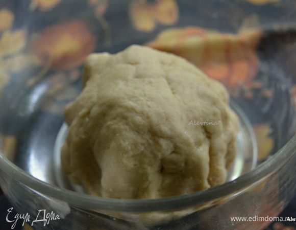 Замесить тесто со стартером, частично добавляя муку и другие ингредиенты. Можно использовать технику или просто руками. Получиться небольшой шар. Положить в смазанную маслом форму, прикрыть пленкой сверху и поставить в теплое место на 90 минут.