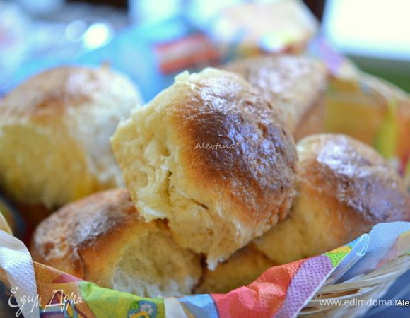 Смазать булочки сверху молоком или яйцом. Выпекать в разогретой духовке на 180 гр. 30 минут или до румяности. Достанем из духовки и дать постоять 10 минут.