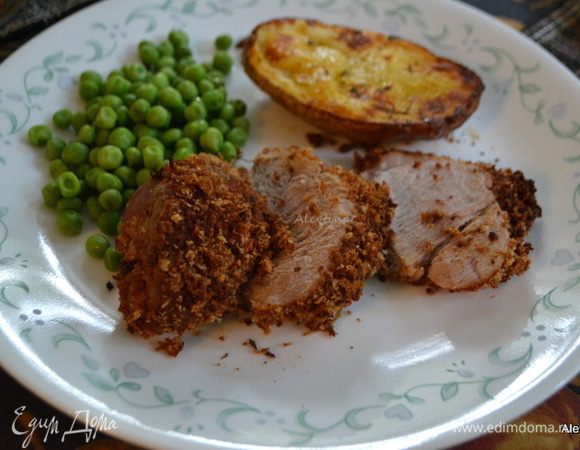 Дать постоять после духовки. Выложить на разделочную доску и порезать на порции. Подаем к столу с овощным гарниром. Приятного аппетита.