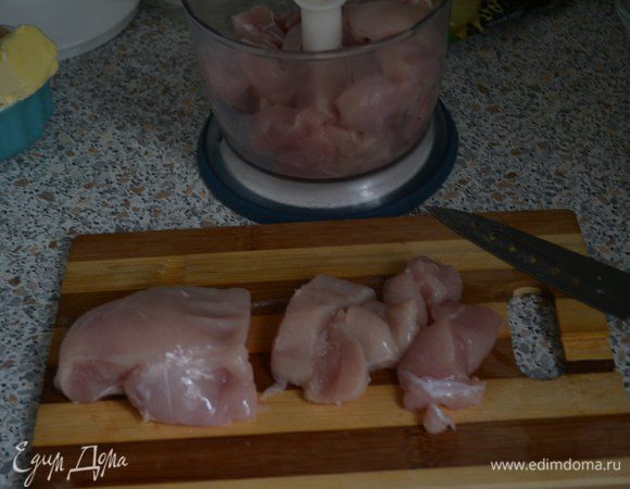 Куриное филе нарезать кусочками.