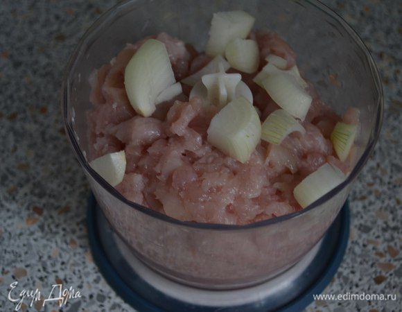 В блендер поместить филе, лук, молоко, сливочное масло, яйцо.