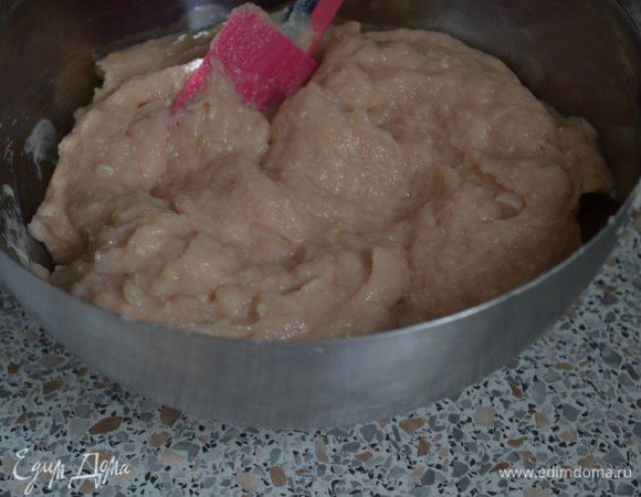 Переложить в миску, посолить, поперчить, добавить базилик.