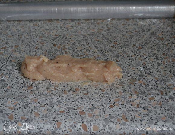 На пищевую пленку выложить нашу массу (примерно 4 ч. л.).