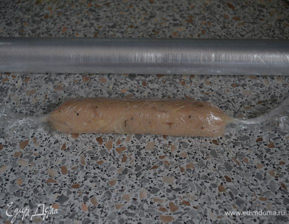 Утрамбовываем и формируем сосиску.