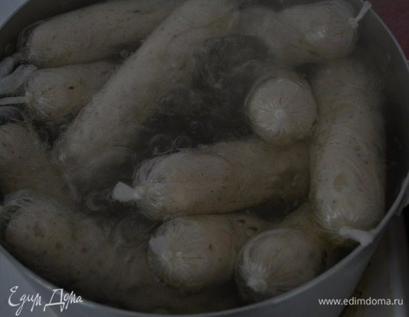 В кипящей воде отвариваем сосиски минут 15. С готовых сосисок снимаем плёнку.