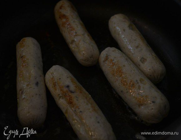 Чтобы было ещё вкуснее, обжариваем на сливочном масле со всех сторон.