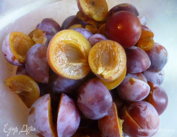 Сливы помыть, очистить от косточек.