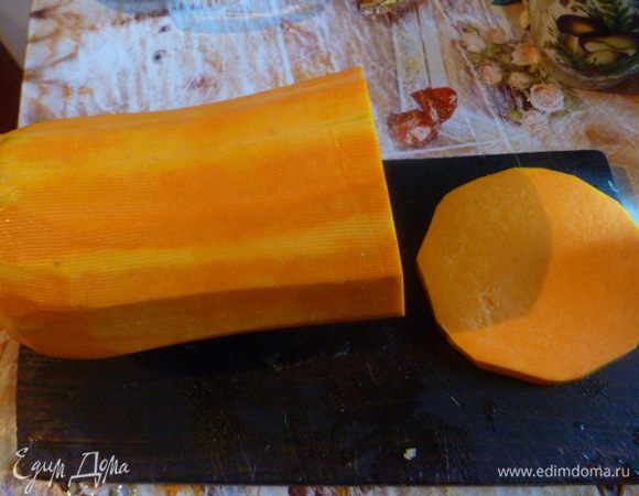 Тыкву помыть, очистить от кожуры и семян и нарезать на равные кружки.