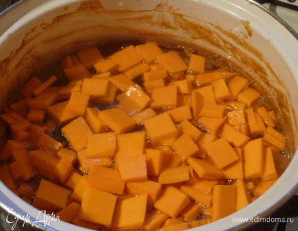 Тыкву нарезать на произвольные кусочки и опускаем в кипящий сливовый сироп. Варим 30 минут.