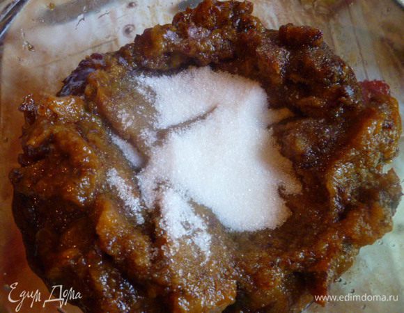 Слива сама по себе сладкая, но для маленькой сладкоежки я добавила немного сахара, что совсем не обязательно.