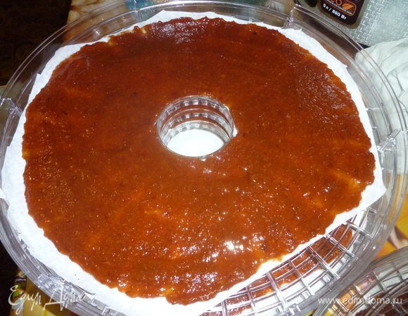 Пастилу, как и цукаты, я сушу в сушилке. Так как поддона для пастилы у меня нет, то я кладу в лоток пергамент, смазанный растительным маслом.
Сливовую массу раскладываем на пергамент и размазываем в слой толщиной 4-7 мм (как советуют). Самое главное, чтобы по краям и в середине была одинаковая толщина (что не всегда у меня удается).