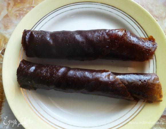 Пастилу свернуть трубочкой. Можно разрезать напополам для удобства.
Затем я заворачиваю пастилу в пергамент, а затем или в пакете( как хранит моя подруга), или в стеклянную банку, которую я обматываю пергаментом и завязываю шпагатом.
В этот раз пастила еле-еле дожила до фотосессии...
Но слив у меня еще много, поэтому на зиму я успею заготовить.