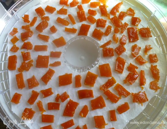 Цукаты я также сушу в сушилке на пергаменте смазанном растительным маслом.
Цукаты я аккуратно раскладываю по пергаменту, чтобы между ними было пространство. Сушу на среднем режиме 8-10 часов (зависит от размера цукатов).
Цукатов у меня получилось почти 5 лотков.